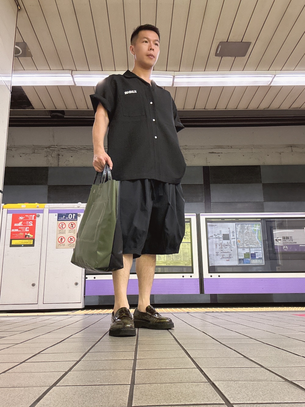 「XLARGEのアイテム（シャツ/ブラウス、ブラック系）」を使った、stanleyjuanさん（メンズ・174cm）の春コーディネートの1枚目の写真