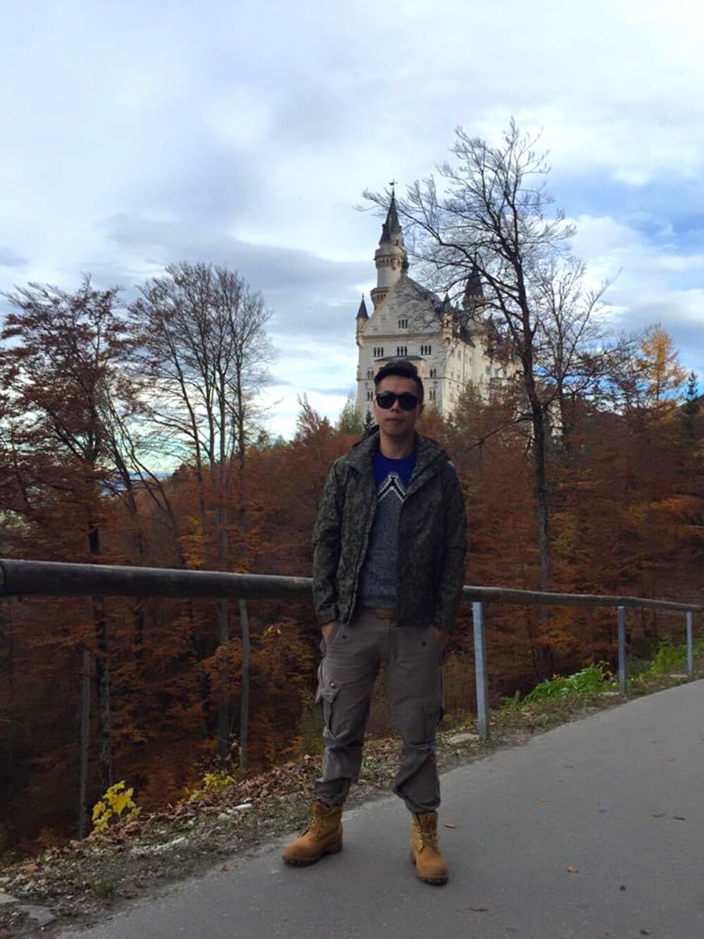 「Schloss Neuschwanstein」｜「Timberlandのアイテム（ブーツ、イエロー系）」を使った、stanleyjuanさん（メンズ・174cm）の秋コーディネートの1枚目の写真