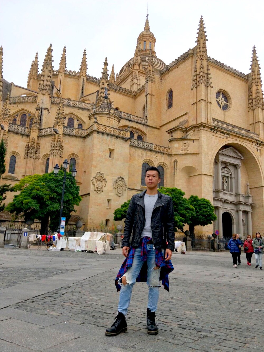 「Segovia Spain」｜「Dr. Martensのアイテム（ブーツ、ブラック系）」を使った、stanleyjuanさん（メンズ・174cm）の秋コーディネートの1枚目の写真