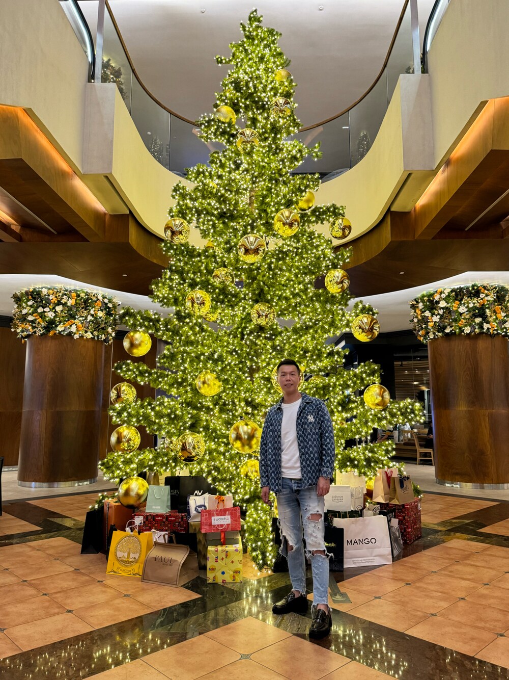 「Power Plant Mall」｜「TOD’Sのアイテム（ローファー、ブラウン系）」を使った、stanleyjuanさん（メンズ・174cm）の冬コーディネートの1枚目の写真