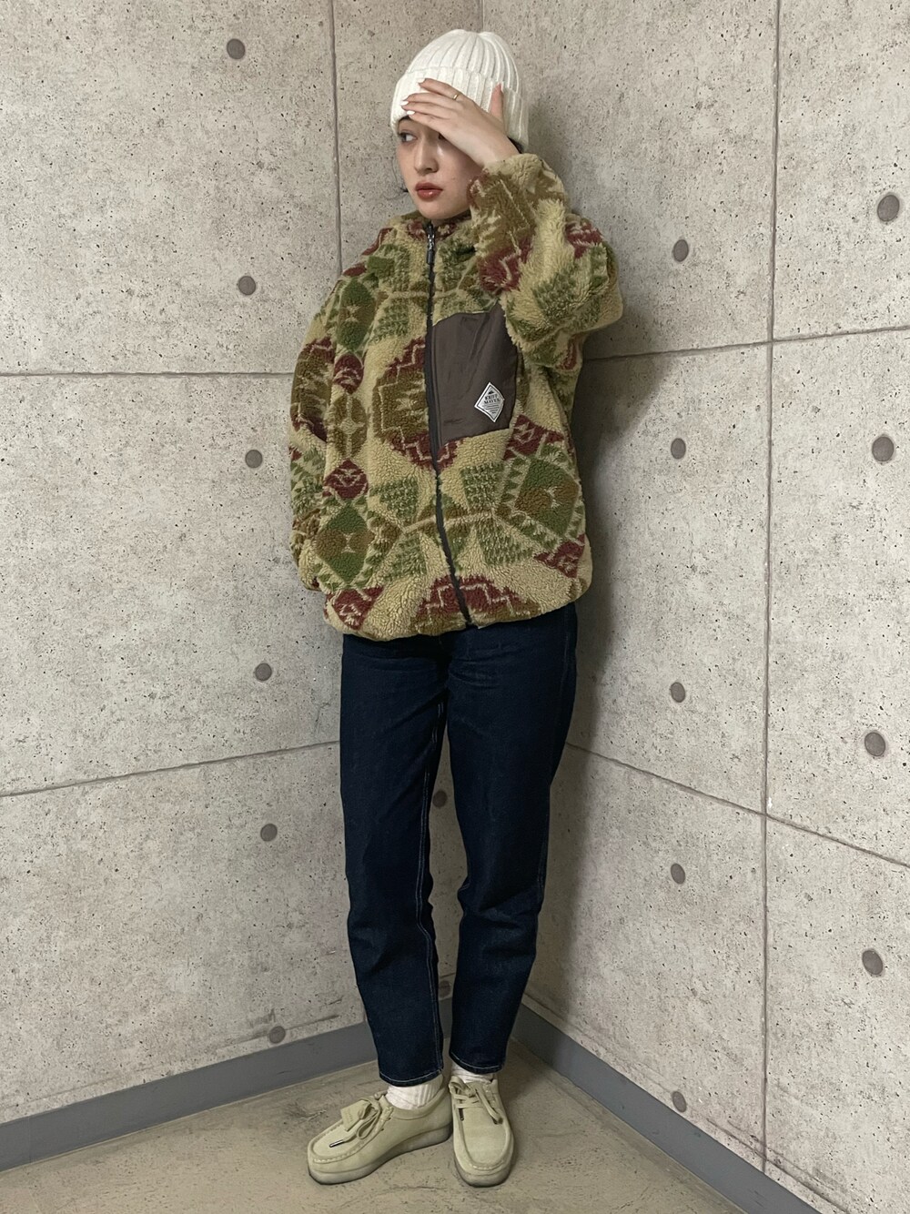 「KRIFF MAYER、クリフメイヤー、ボアジャケット、秋冬コーデ、ニット帽、Levi's、clarks、ヴィンテージ、ワラビー、デニム、デニムパンツ、冬コーデ、ストリート」｜「Clarks Originalsのアイテム（シューズ、ベージュ系）」を使った、Risaさん（レディース・163cm）の冬コーディネートの1枚目の写真