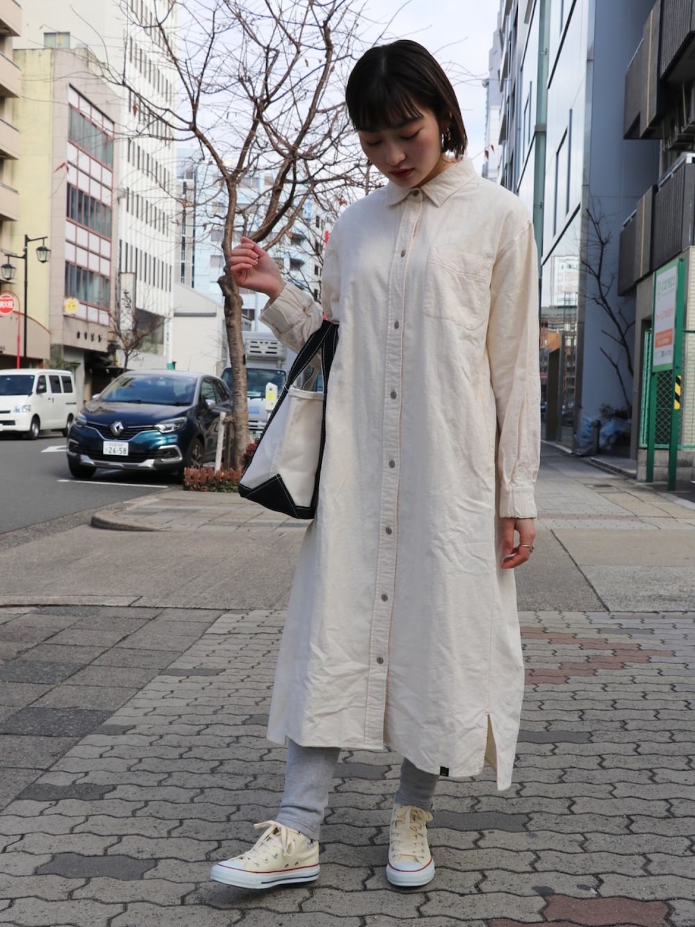 「秋服準備はじめました、ワンピース、ハンドバッグ、ミニバッグ、淡色コーデ、シャツスタイル、スニーカー、きれいめカジュアル、コンバース、トートバッグ、シャツワンピース、秋先取りコーデ、レイヤードスタイル、楽チンコーデ、ラクチンコーデ」｜「KRIFF MAYER Lady's Collectionのビエラシャツワンピース（シャツワンピース、ベージュ系）」を使った、Risaさん（レディース・163cm）の秋コーディネートの1枚目の写真
