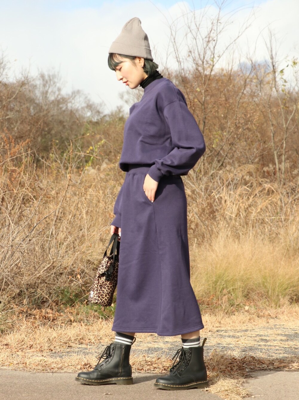 「KRIFF MAYER、クリフメイヤー、服とコスメでなりたい自分に、クリスマスに着たい服、秋冬コーデ、セットアップ、スウェット、トレーナー、Dr.Martens、drifter、ニット帽、ビーニー、ネイビー、ロングスカート、スウェットセットアップ」｜「KRIFF MAYER Lady's Collectionの速乾裏起毛ボートネック（スウェット、ブルー系）」を使った、Risaさん（レディース・163cm）の冬コーディネートの1枚目の写真