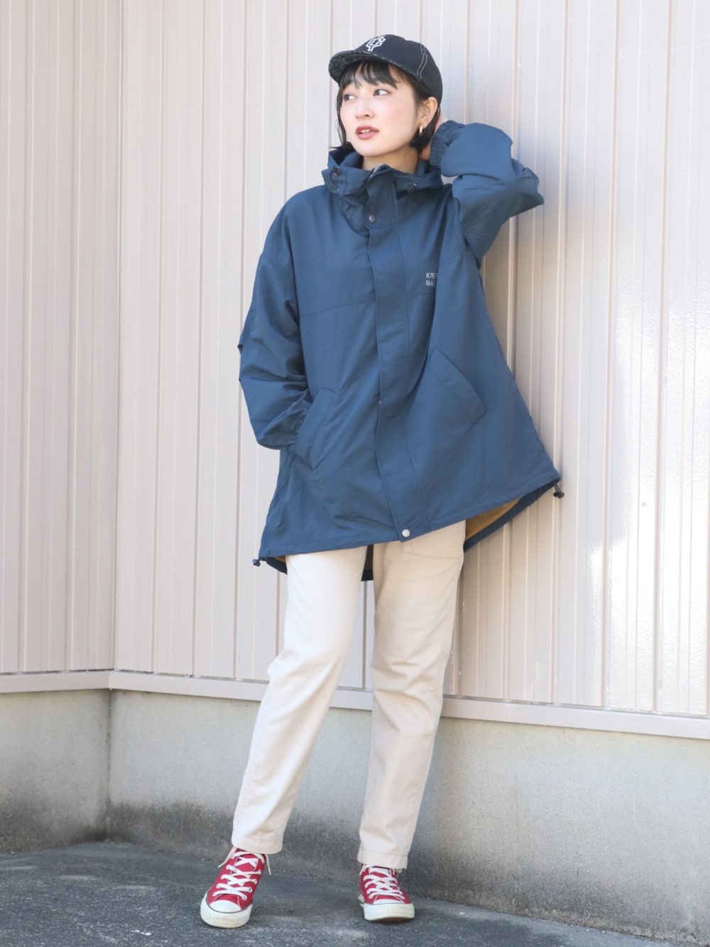 「KRIFF MAYER、クリフメイヤー、コンバース、スニーカー、春色、シンプルコーデ、ジャケット、キャップ、キャンプ、春アウター、カジュアルコーデ、オーバーサイズ」｜「KRIFF MAYER Lady's CollectionのゆったりマウンテンJK（マウンテンパーカー、ブルー系）」を使った、Risaさん（レディース・163cm）の冬コーディネートの1枚目の写真