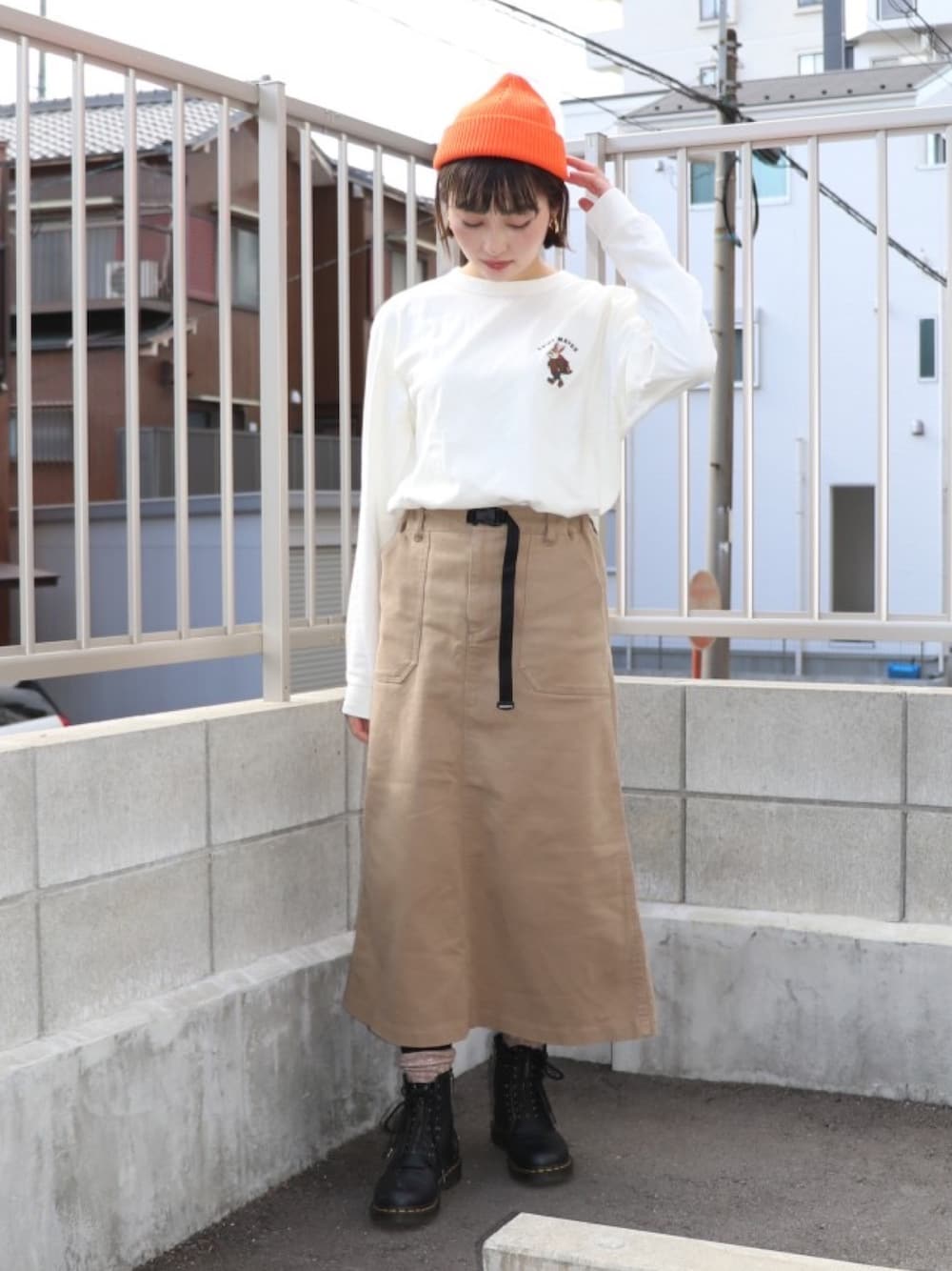 「ブーツ、秋コーデ、ストリート、ロンT、カラー×コーデ、ロングスカート、ブラウン、韓国ファッション、休日スタイル、古着MIX、ニット帽、お出かけコーデ、カジュアルコーデ、ドクターマーチン、メンズライク」｜「KRIFF MAYERのキャンプラビット刺繍ロンT（Tシャツ/カットソー、ホワイト系）」を使った、Risaさん（レディース・163cm）の秋コーディネートの1枚目の写真