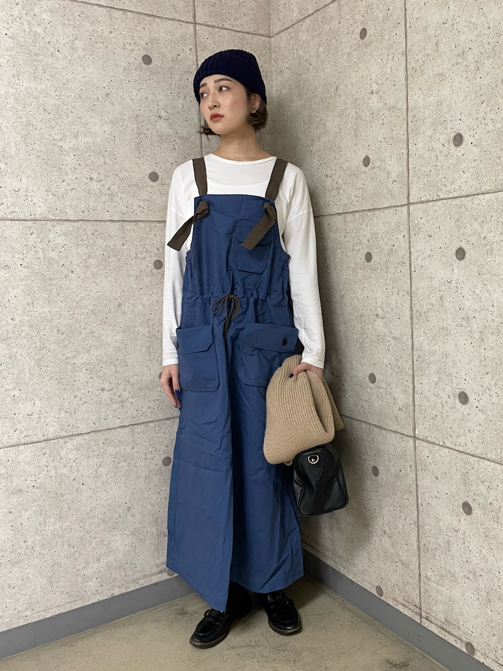「ワンピース、ブルー、ニット帽、ローファー、キャンプ、ボストンバッグ、シンプルコーデ、KRIFF MAYER、クリフメイヤー」｜「Dr. Martensの《Dr.Martens》1460 PASCAL FRONT ZIP ドクターマーチン １４６０ パスカル フロント ジップ（ブーツ、ブラック系）」を使った、Risaさん（レディース・163cm）の秋コーディネートの1枚目の写真