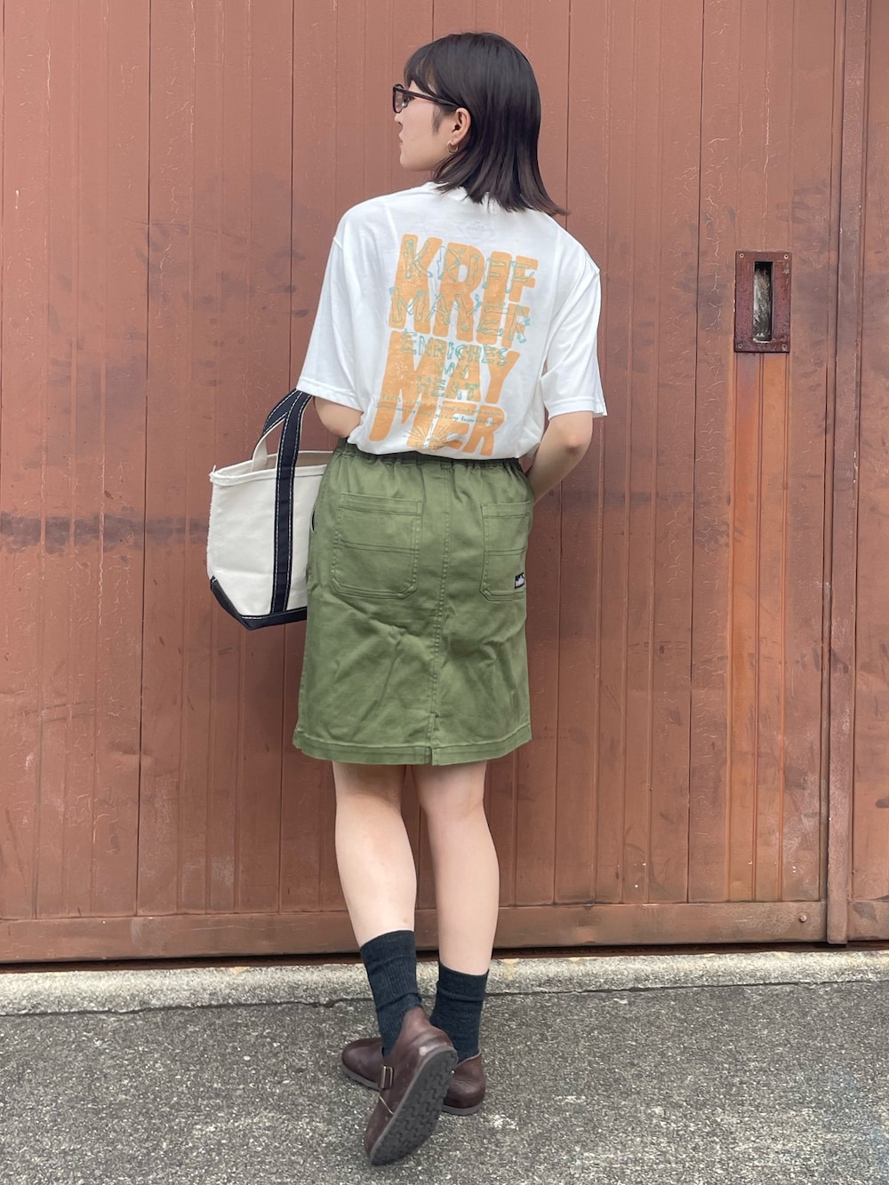 「みんなの白Tフェス、サンダル、夏セールで買いました、古着MIX、メガネ女子、フェススタイル、ラフコーデ、トートバッグ、ミニスカート、カラーコーデ、カーキ、ビルケンシュトック、LL.Bean、Tシャツ、夏だ！Tシャツ着よう！」｜「KRIFF MAYER Lady's Collectionのリサイクル天竺チュニックT（Tシャツ/カットソー、ホワイト系）」を使った、Risaさん（レディース・163cm）の夏コーディネートの1枚目の写真