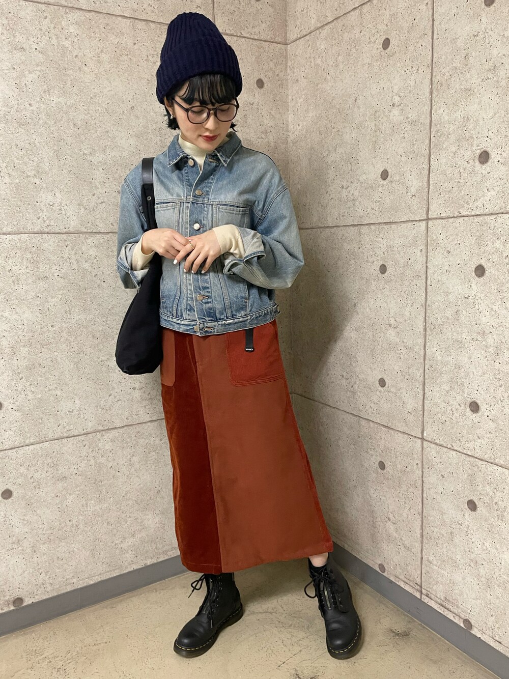 「KRIFF MAYER、クリフメイヤー、コーデュロイスカート、ベイカースカート、ロングスカート、Dr.Martens、ブーツ、デニムジャケット、デニム、ニット帽、秋冬コーデ、冬コーデ、古着MIX、コーデュロイ」｜「KRIFF MAYER Lady's CollectionのMIXクライミングベイカースカート（スカート、レッド系）」を使った、Risaさん（レディース・163cm）の冬コーディネートの1枚目の写真