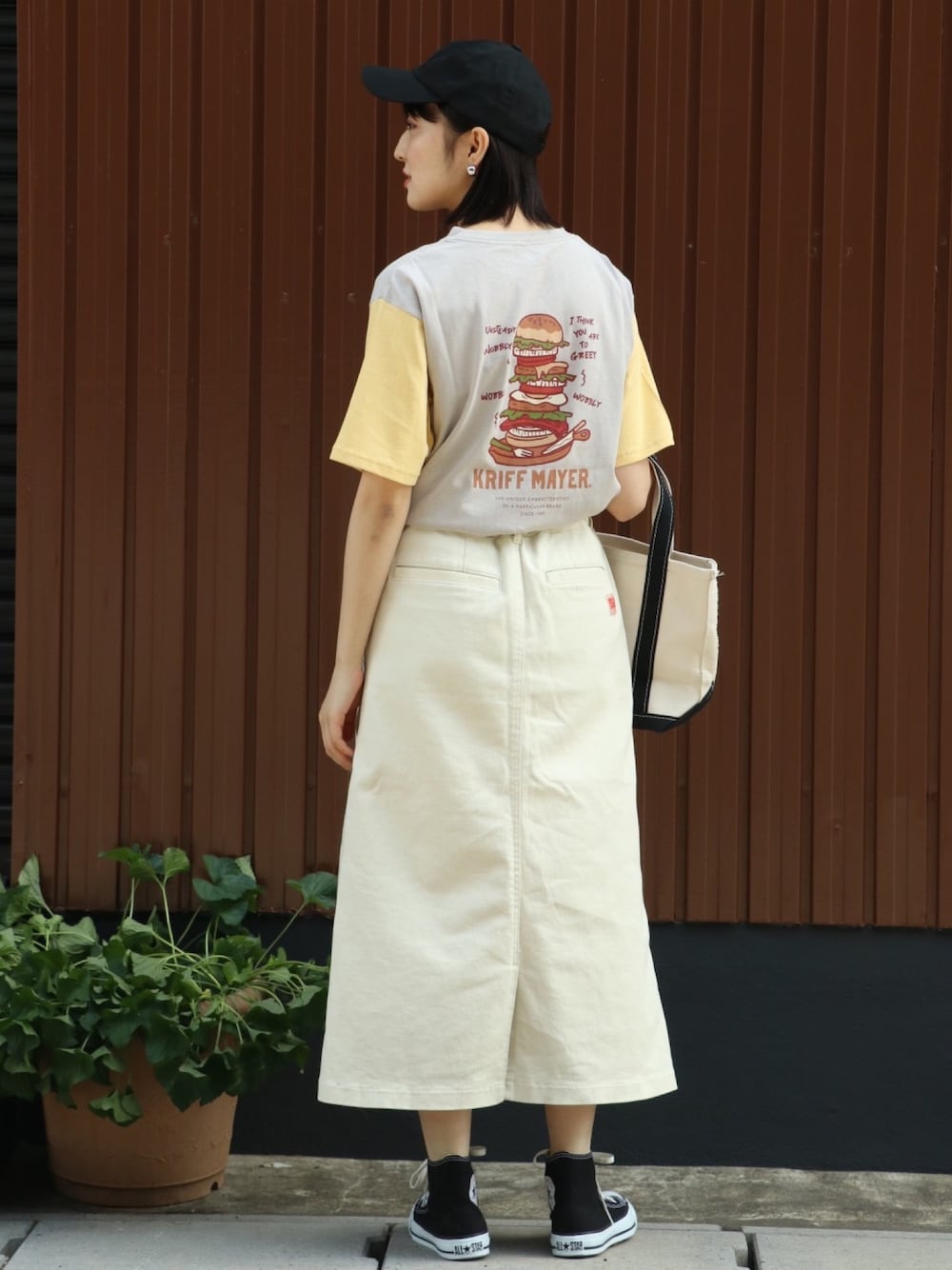 「ビッグシルエット、ミニバッグ、ストリート、シンプルコーデ、休日スタイル、キャップ、マーメイドスカート、お出かけコーデ、コンバース、スニーカー、トートバッグ、Tシャツ、ベージュ、夏だ！Tシャツ着よう！」｜「KRIFF MAYER Lady's CollectionのウェットプロテクトT(バーガー)（Tシャツ/カットソー、その他）」を使った、Risaさん（レディース・163cm）の春コーディネートの1枚目の写真