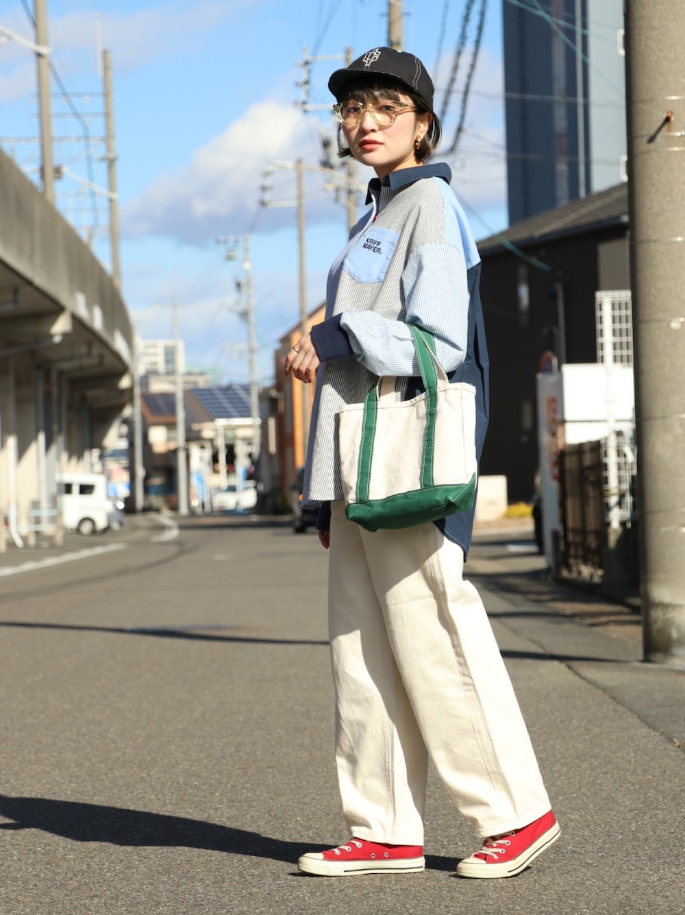 「KRIFF MAYER、クリフメイヤー、converse、LL.Bean、トートバッグ、ワイドパンツ、柄シャツ、シャツスタイル、シャツ、キャップ、カジュアル、楽チンコーデ、私の推しブランド」｜「KRIFF MAYER Lady's Collectionのオーバーサイズハッピーシャツ（シャツ/ブラウス、その他）」を使った、Risaさん（レディース・163cm）の冬コーディネートの1枚目の写真