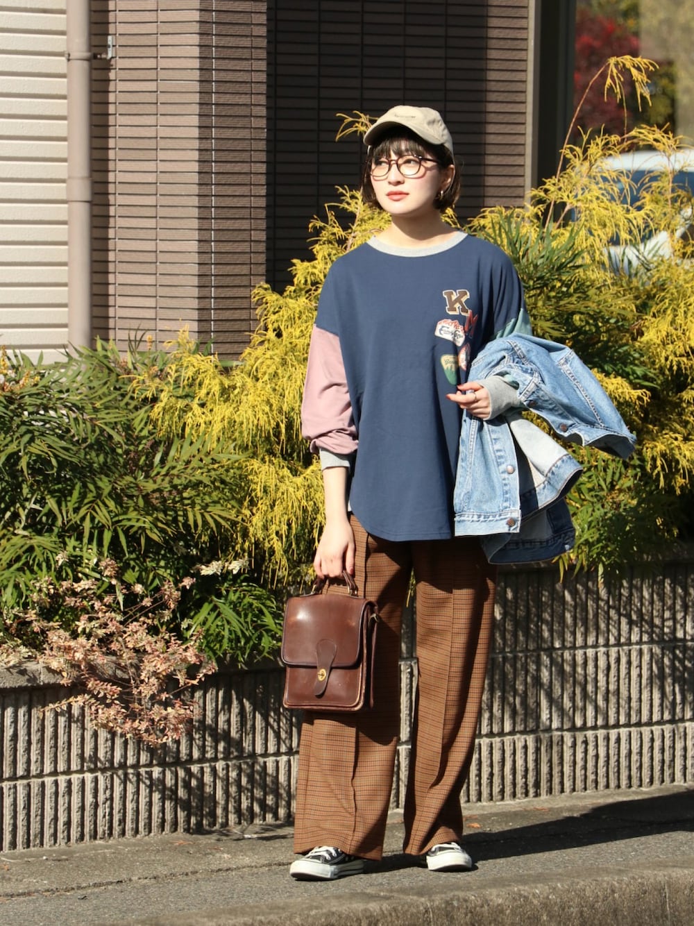 その他のTシャツ/カットソー、ブラウン系のバッグ、ブラック系のスニーカーを着用したレディースの冬コーディネートの1枚目の写真