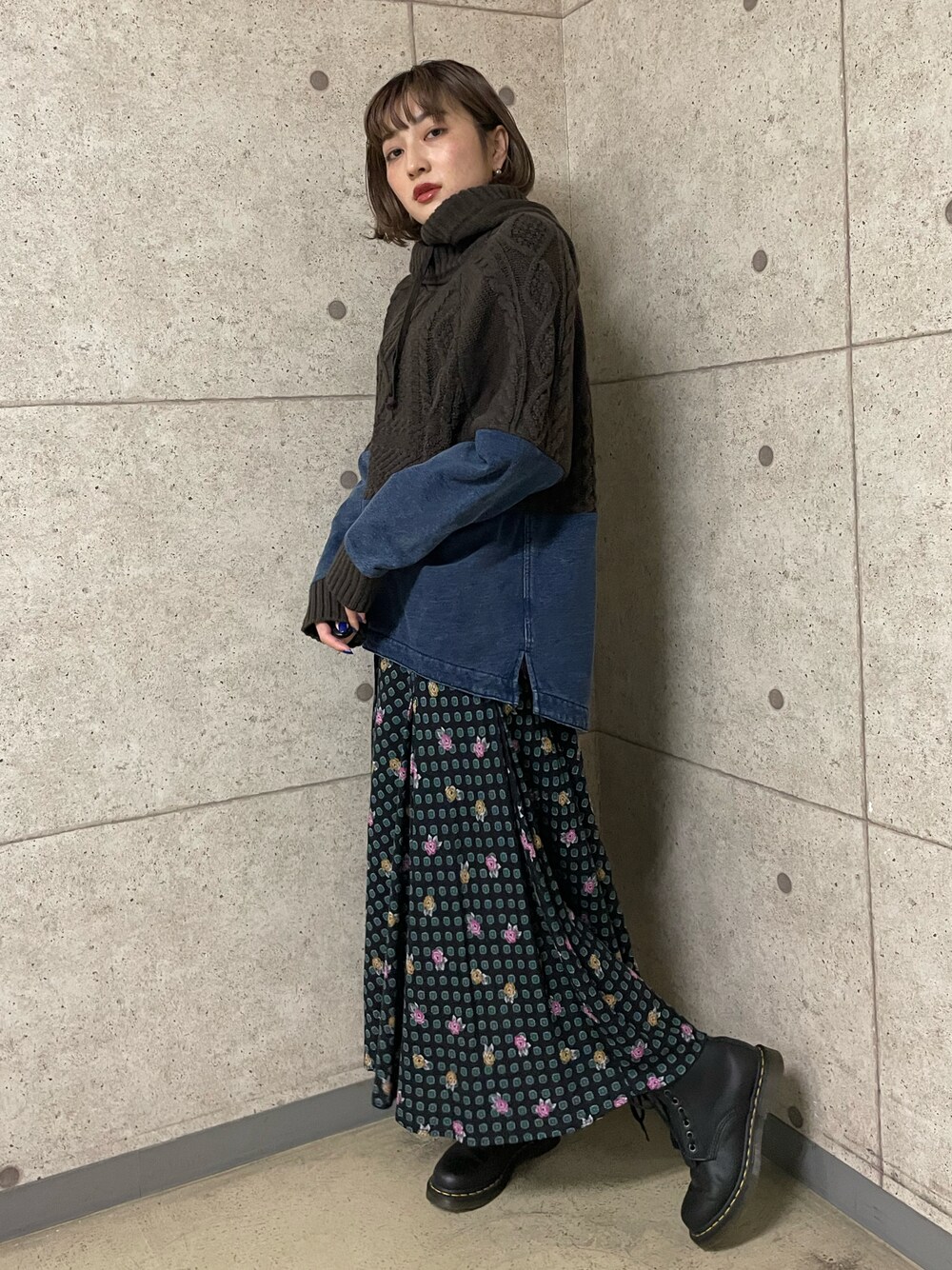 「KRIFF MAYER、クリフメイヤー、ニット、デニム、ドッキングトップス、古着、ビンテージ、リメイク風、Dr.Martens、花柄スカート」｜「KRIFF MAYER Lady's Collectionのデニムドッキングニット（ニット/セーター、グレー系）」を使った、Risaさん（レディース・163cm）の秋コーディネートの1枚目の写真
