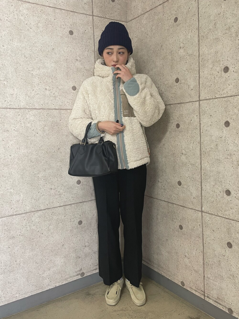 「KRIFF MAYER、クリフメイヤー、シャギー、ボアジャケット、ボアアウター、ボストンバッグ、ニット帽、クラークス、clarks、冬コーデ、アウター、ジャケット、白アウター、モコモコアウター、ホアブルゾン」｜「RANDEBOOのBoston bag（ショルダーバッグ、ブラック系）」を使った、Risaさん（レディース・163cm）の秋コーディネートの1枚目の写真