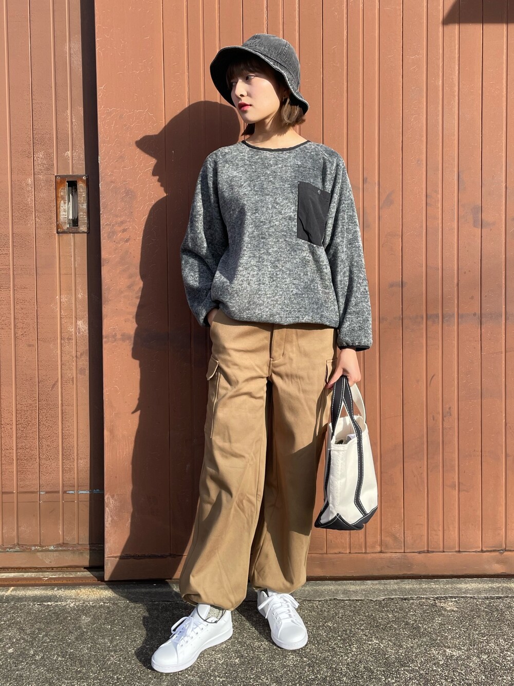 「お出かけコーデ、ストリート、休日スタイル、古着MIX、スニーカー、トートバッグ、バゲットハット、カーゴパンツ、フリース、アウトドアスタイル、韓国ファッション」｜「KRIFF MAYERのアタタカフリースクルーネックT（Tシャツ/カットソー、グレー系）」を使った、Risaさん（レディース・163cm）の冬コーディネートの1枚目の写真