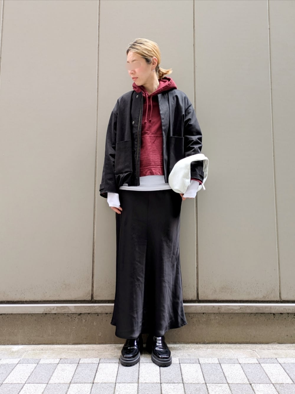 「オトナ女子、お出かけコーデ、大人コーデ、きれいめカジュアル、オトナカジュアル、大人カジュアル、シンプルコーデ、シンプルスタイル、ロングスカート、スウェット、フーディー、パーカー、ブルゾン、ローファー、厚底シューズ」｜「ADAM ET ROPE'のシューズ（その他シューズ、ブラック系）」を使った、Jinaさん（レディース・167cm）の春コーディネートの1枚目の写真