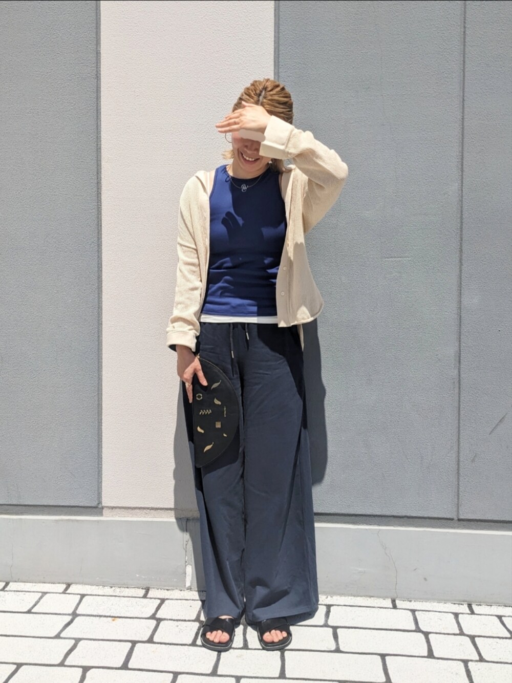 「夏コーデ、春夏コーデ、シンプルコーデ、今日のコーデ、オトナカジュアル、大人カジュアル、オトナ女子、パンツスタイル、きれいめカジュアル、タンクトップ、サンダル」｜「STYLEMIXERのクロシェニットシャツ（ニット/セーター、ホワイト系）」を使った、Jinaさん（レディース・167cm）の春コーディネートの1枚目の写真