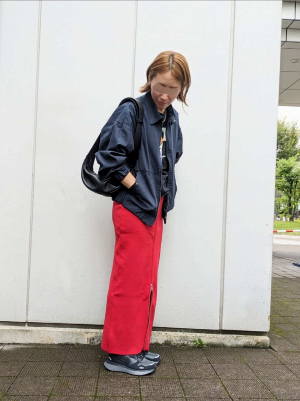 「秋っぽコーデ更新中、古着MIX、シンプルコーデ、オトナ女子、お出かけコーデ、きれいめカジュアル、オトナカジュアル、休日スタイル、今日のコーデ、大人コーデ、スニーカー、ロゴT、ロングスカート、ブルゾン」｜「Oriens JOURNAL STANDARDのツイルジップブルゾン（ブルゾン、ブルー系）」を使った、Jinaさん（レディース・167cm）の秋コーディネートの1枚目の写真