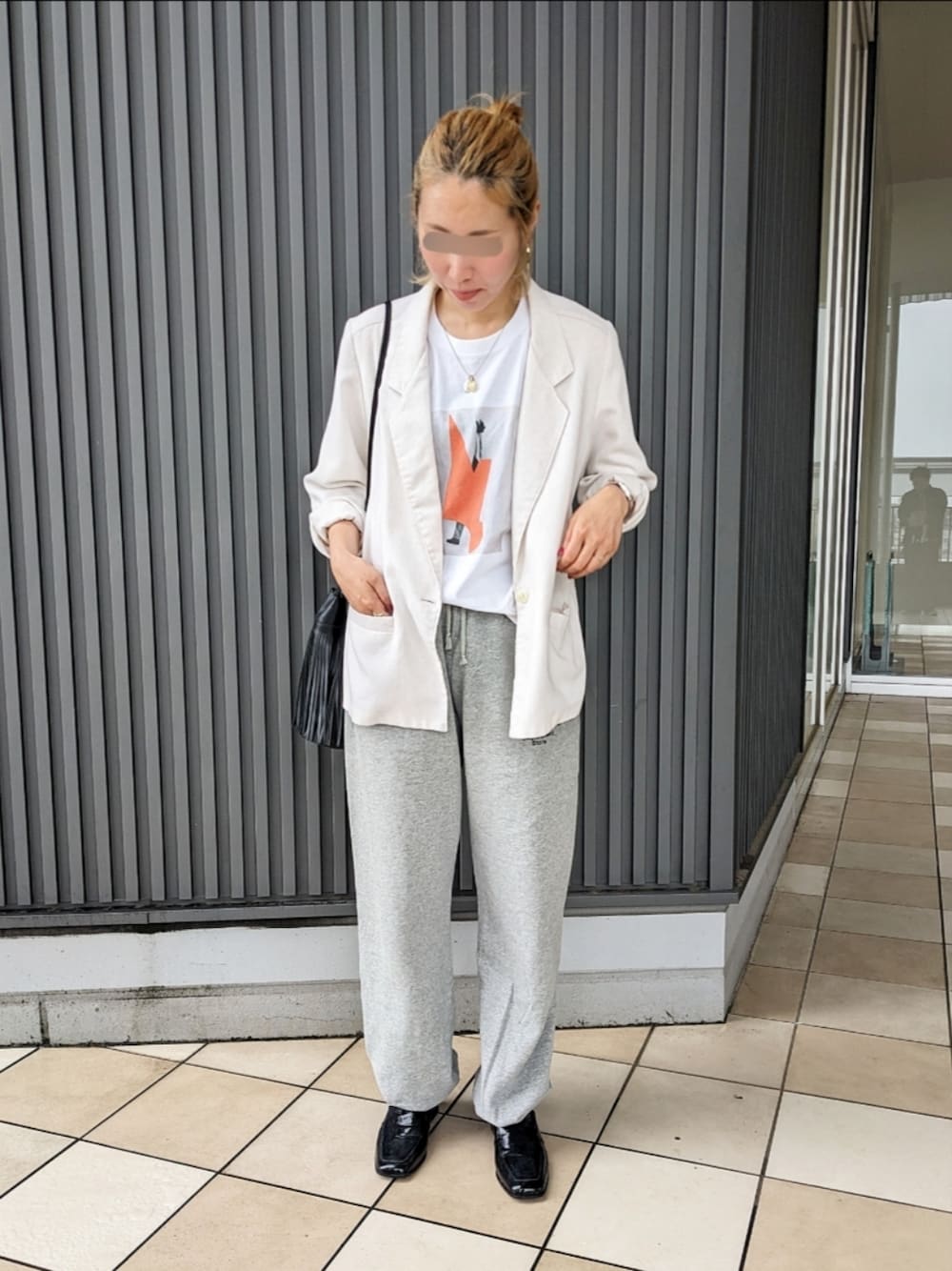 「春夏コーデ、シンプルコーデ、今日のコーデ、お出かけコーデ、きれいめカジュアル、大人カジュアル、シンプルスタイル、ジャケット、Tシャツ、白Tシャツ、プリントT、スウェット、スウエットパンツ」｜「POET MEETS DUBWISEのPOET MEETS DUBWISE COLLAGE 01：Tシャツ（Tシャツ/カットソー、ホワイト系）」を使った、Jinaさん（レディース・167cm）の夏コーディネートの1枚目の写真