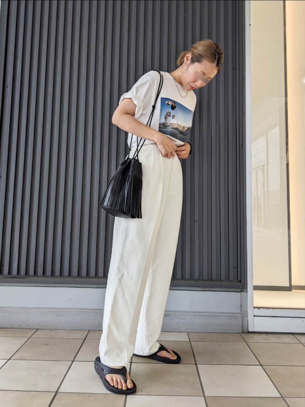 「夏、夏コーデ、お出かけコーデ、きれいめカジュアル、オトナカジュアル、大人カジュアル、ワントーンコーデ、ワントーン、ホワイト、ホワイトコーデ、Tシャツ、プリントT、サンダル、白Tシャツ、白パンツ」｜「Ungridのハイウエストルーズテーパードパンツ（スラックス、ホワイト系）」を使った、Jinaさん（レディース・167cm）の夏コーディネートの1枚目の写真