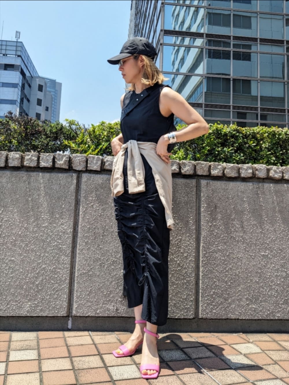 「夏、夏コーデ、オトナ女子、大人コーデ、きれいめカジュアル、オトナカジュアル、お出かけコーデ、ブラックコーデ、ノースリーブ、ワンピース、ノースリーブワンピース、キャップ、サンダル」｜「ADAM ET ROPE'の【晴雨兼用】ライトシェルマルチWAYワンピース（ワンピース、ブラック系）」を使った、Jinaさん（レディース・167cm）の夏コーディネートの1枚目の写真