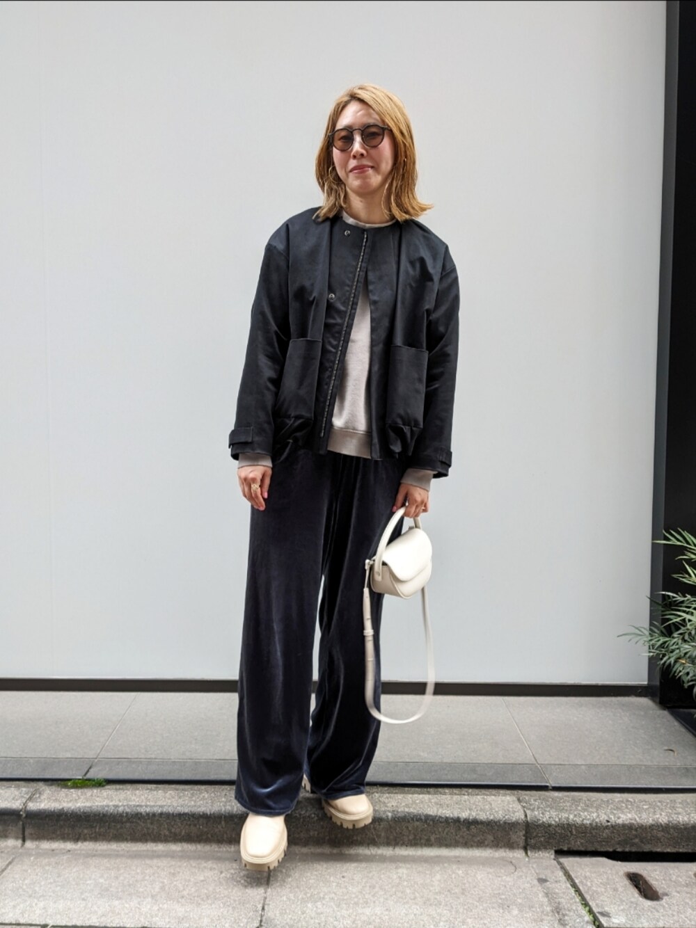 「休日スタイル、春コーデ、ラクチンコーデ、シンプルコーデ、大人カジュアル、パンツコーデ、ミニバッグ、スウェット、ブルゾン、ブーツ」｜「Acne Studiosのアイテム（スウェット、グレー系）」を使った、Jinaさん（レディース・167cm）の春コーディネートの1枚目の写真