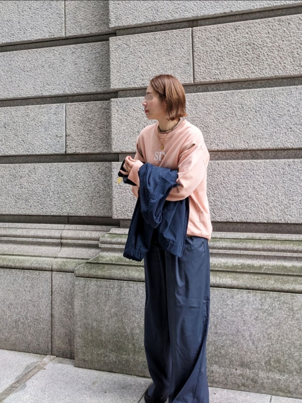 「秋コーデ、秋のコーデ、カジュアル、オトナカジュアル、きれいめカジュアル、オトナ女子、シンプルコーデ、大人カジュアル、大人コーデ、カラーコーデ、ピンク、スウェット、パンツスタイル、厚底サンダル、サボ」｜「ZARAのアイテム（パンツ、グレー系）」を使った、Jinaさん（レディース・167cm）の秋コーディネートの1枚目の写真