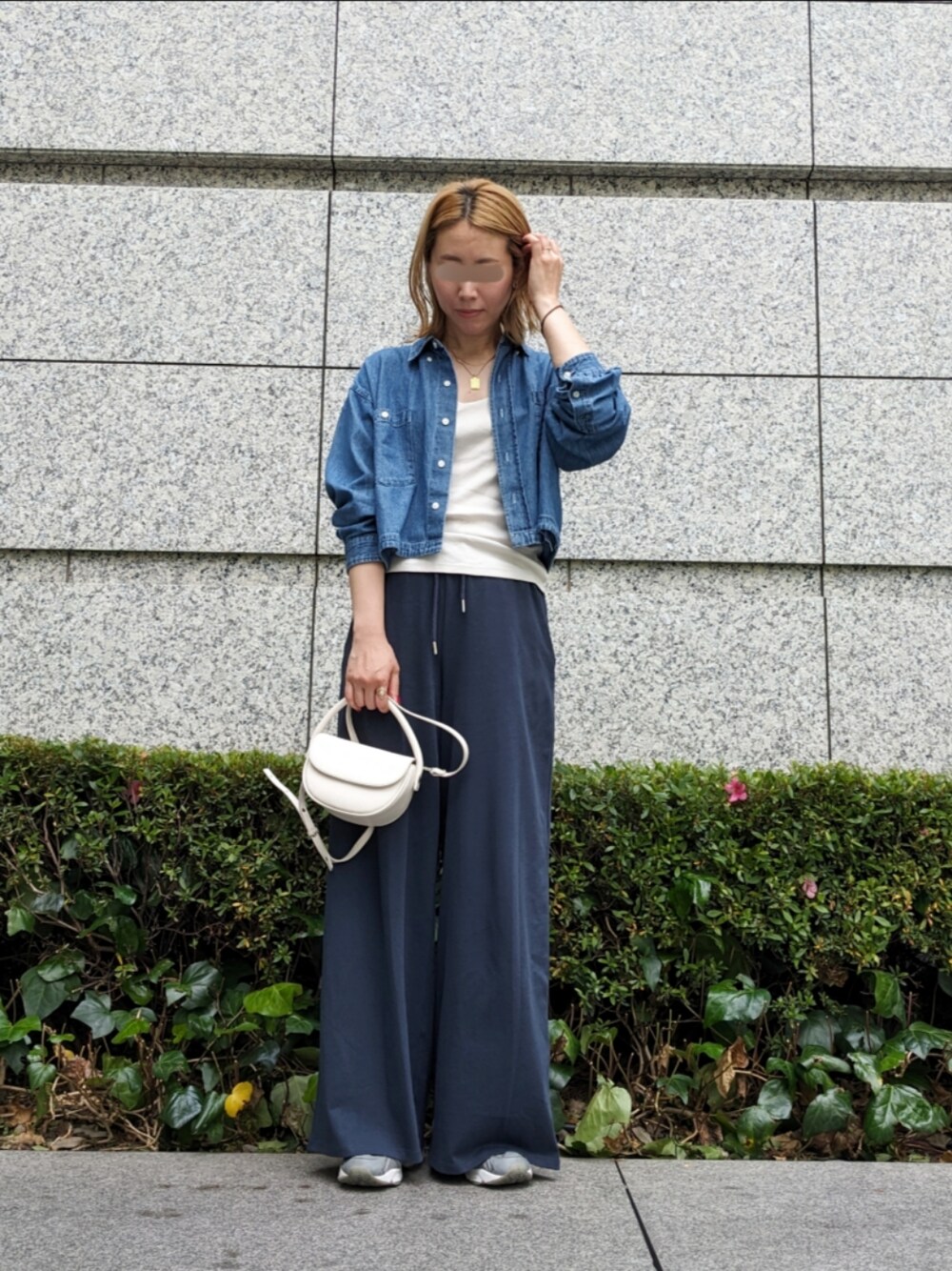 「シンプルコーデ、オトナ女子、お出かけコーデ、きれいめカジュアル、大人カジュアル、デニム、デニムシャツ、パンツスタイル、スニーカー」｜「OUTDOOR PRODUCTS Usual Thingsのデニムショートシャツ（シャツ/ブラウス、ブルー系）」を使った、Jinaさん（レディース・167cm）の夏コーディネートの1枚目の写真