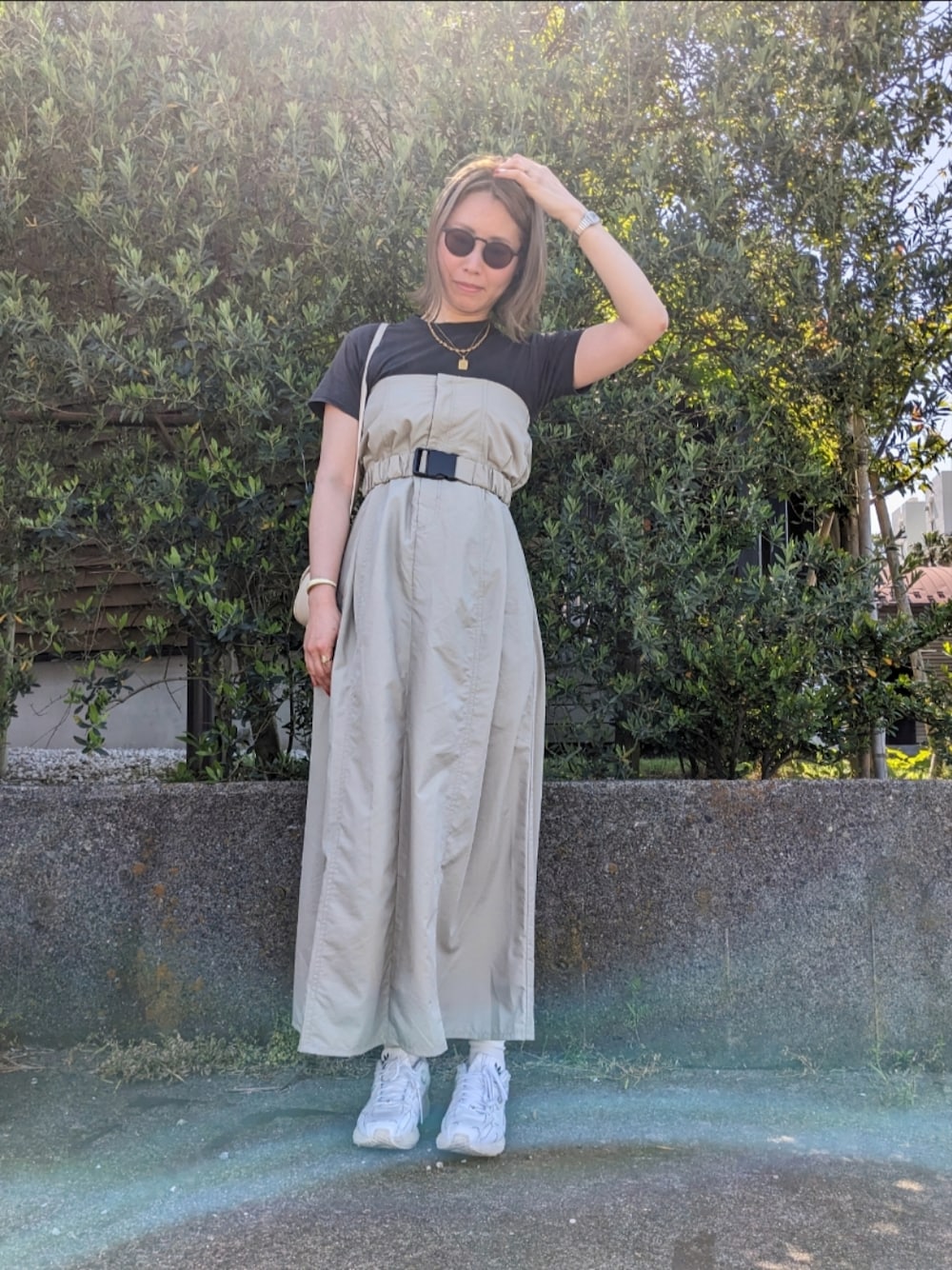 「初夏コーデ、おでかけコーデ、カジュアルスタイル、大人カジュアル、オトナカジュアル、今日のコーデ、Tシャツ、ワンピース、スニーカーコーデ、スニーカー」｜「hellamの2WAYベアトップジャンスカ（サロペット/オーバーオール、ベージュ系）」を使った、Jinaさん（レディース・167cm）の春コーディネートの1枚目の写真