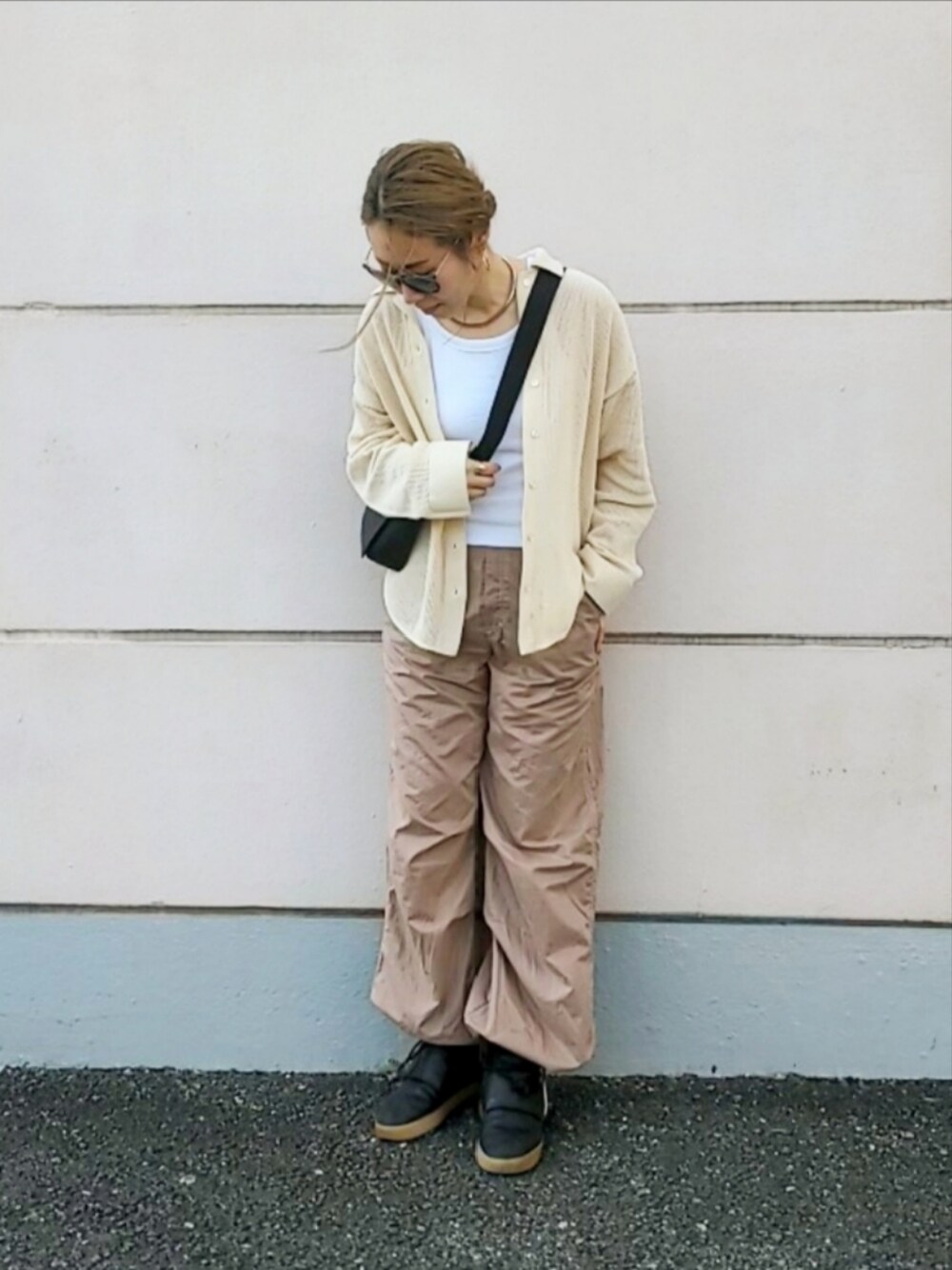 「春服、おでかけコーデ、オトナカジュアル、スニーカーコーデ、シンプルスタイル、春夏コーデ、今日のコーデ、ワントーンコーデ、ラクチンコーデ、パラシュートパンツ、カーゴパンツ」｜「STYLEMIXERのクロシェニットシャツ（ニット/セーター、ホワイト系）」を使った、Jinaさん（レディース・167cm）の春コーディネートの1枚目の写真