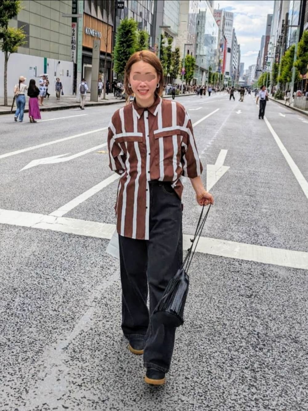 「秋コーデ、シャツスタイル、ストライプ、パンツスタイル、デニム、デニムパンツ、ブラックデニム、ブラウン、シンプルコーデ、オトナ女子、お出かけコーデ、きれいめカジュアル、大人カジュアル、オトナカジュアル、スニーカー」｜「TODAYFULのストライプポケットシャツ（シャツ/ブラウス、ブラウン系）」を使った、Jinaさん（レディース・167cm）の秋コーディネートの1枚目の写真