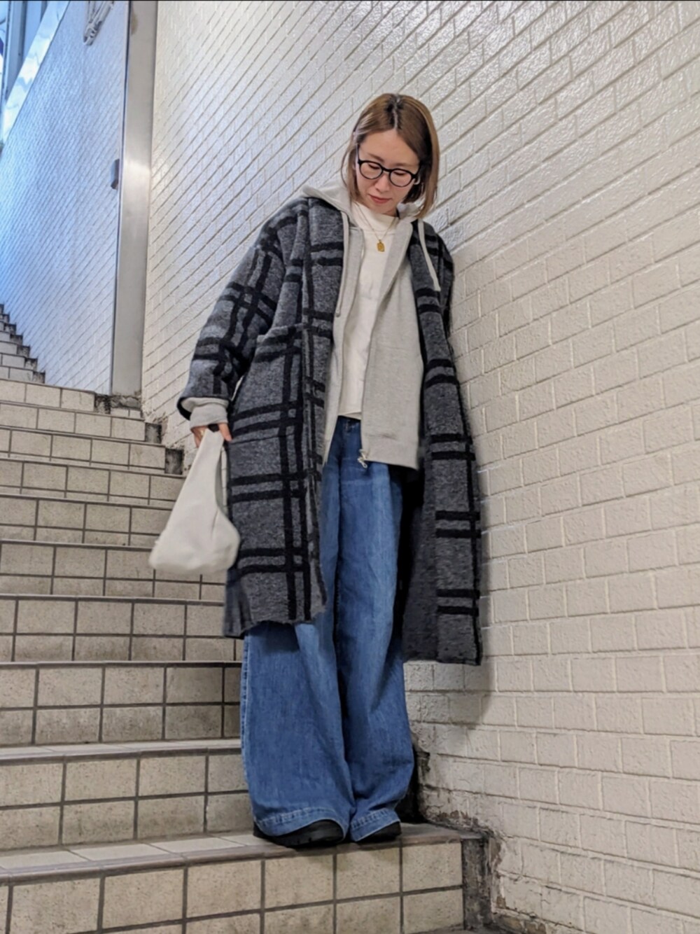 「冬コーデ、冬アウター、シンプルコーデ、オトナ女子、お出かけコーデ、大人コーデ、大人カジュアル、オトナカジュアル、デニム、デニムパンツ、きれいめカジュアル、ニット、ブーツ、パーカー、フーディー」｜「ZARAのアイテム（ジャケット/アウター、グレー系）」を使った、Jinaさん（レディース・167cm）の冬コーディネートの1枚目の写真