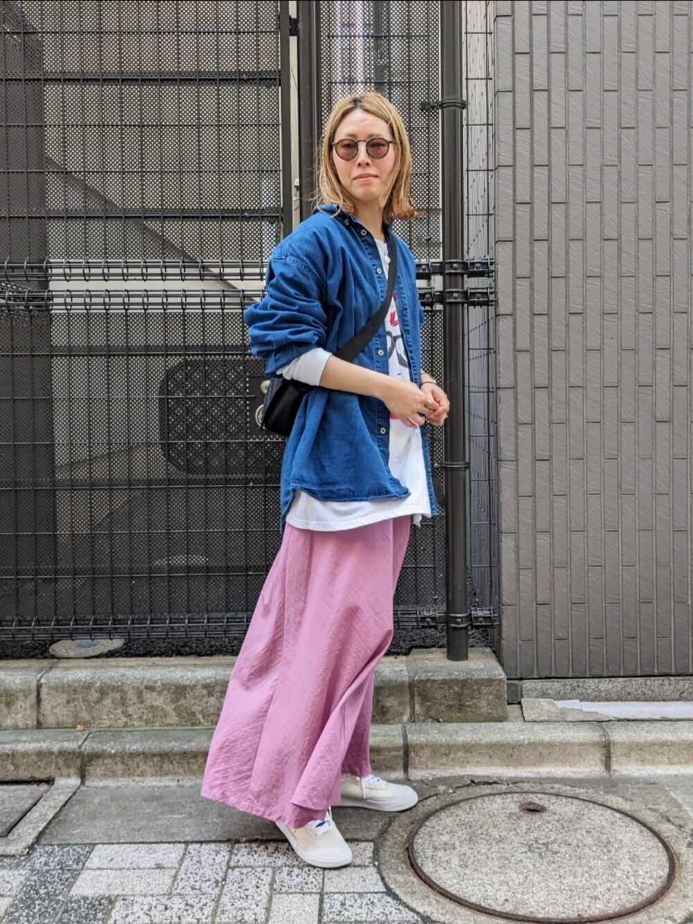 「春服、春、春コーデ、休日スタイル、大人カジュアル、おでかけコーデ、ピンク、ピンクコーデ、デニム、デニムシャツ、古着、ロングスカート、スニーカー、スニーカーコーデ」｜「THRIFTY LOOKの＜THRIFTY LOOK＞レイヤードロングスリーブカットソー（Tシャツ/カットソー、ホワイト系）」を使った、Jinaさん（レディース・167cm）の春コーディネートの1枚目の写真