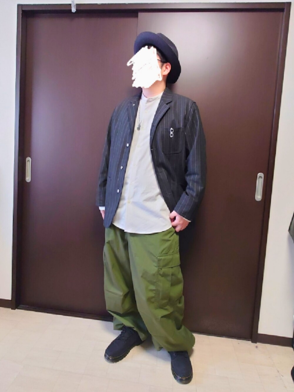 「ファッションを楽しもう、秋冬コーデ、ゆるコーデ、カジュアル、休日スタイル、カバーオール、GU、カーゴパンツ、お洒落さんとつながりたい、きめいめカジュアル」｜「GUのカバーオール（カバーオール、グレー系）」を使った、シンさん（メンズ・174cm）の秋コーディネートの1枚目の写真