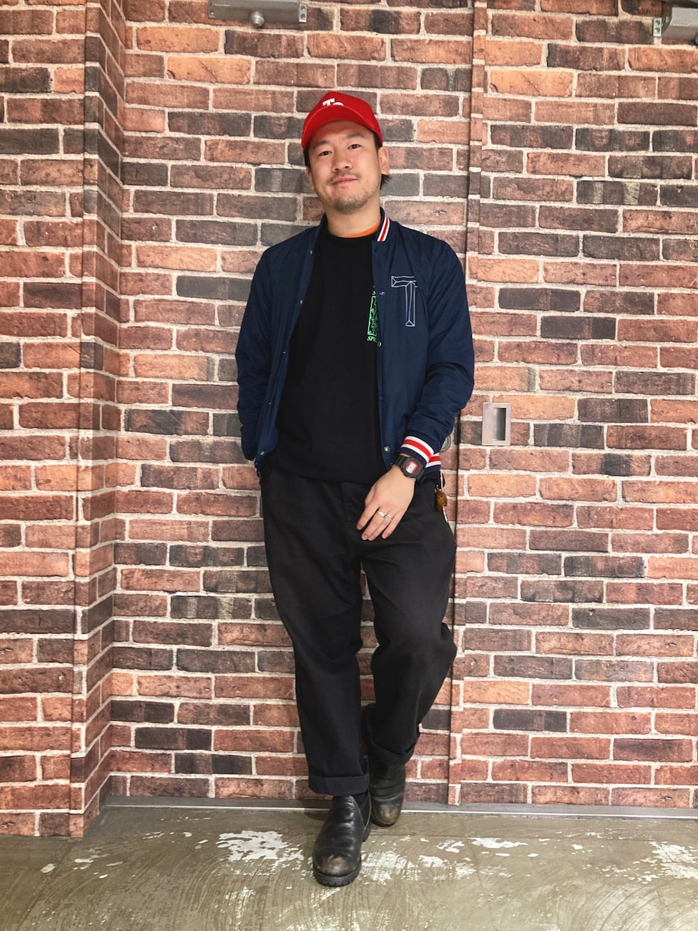 ブラック系のチノパンツ、ブルー系のナイロンジャケット、ブラック系のTシャツ/カットソーを着用したメンズの秋コーディネートの1枚目の写真