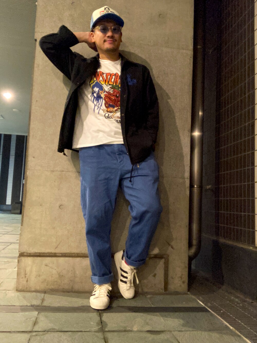 「大人コーデ、大人カジュアル、ストリートコーデ、スニーカー、adidas originals、ワントーンコーデ、秋コーデ、Hysteric Glamour、30代コーデ、メンズライク、いいね、save、フォローお願いします🤑、キャラT、カラーパンツ、チノパン、ikastyle」｜「HYSTERIC GLAMOURの1プリーツチノパンツ（チノパンツ、ブルー系）」を使った、ikastyleさん（メンズ・172cm）の秋コーディネートの1枚目の写真