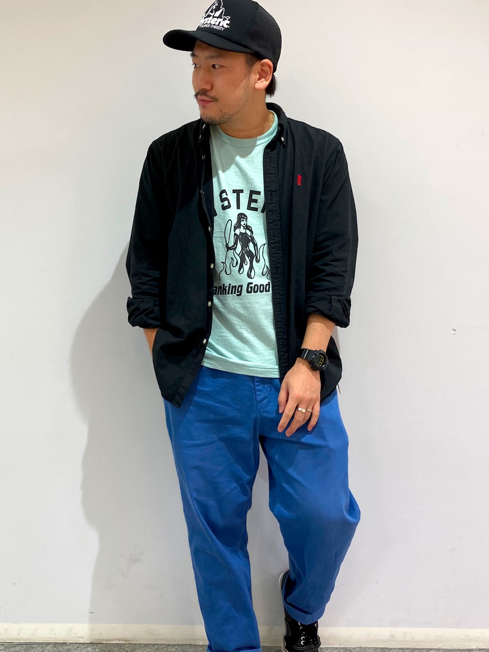 「Hysteric Glamour、秋ルック紹介するよ、シンプル、休日スタイル、リラックススタイル、羽織り、カジュアルコーデ、大人カジュアル、いいね、save、フォローお願いします🤑、お洒落さんとつながりたい、メンズコーデ、おでかけ、トレンド、シャツスタイル、ikastyle」｜「HYSTERIC GLAMOURの1プリーツチノパンツ（チノパンツ、ブルー系）」を使った、ikastyleさん（メンズ・172cm）の秋コーディネートの1枚目の写真