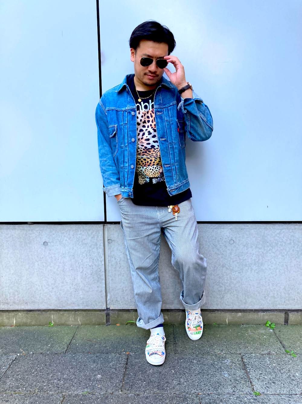 ホワイト系のスニーカー、ホワイト系のその他パンツ、ブラック系のTシャツ/カットソーを着用したメンズの秋コーディネートの1枚目の写真