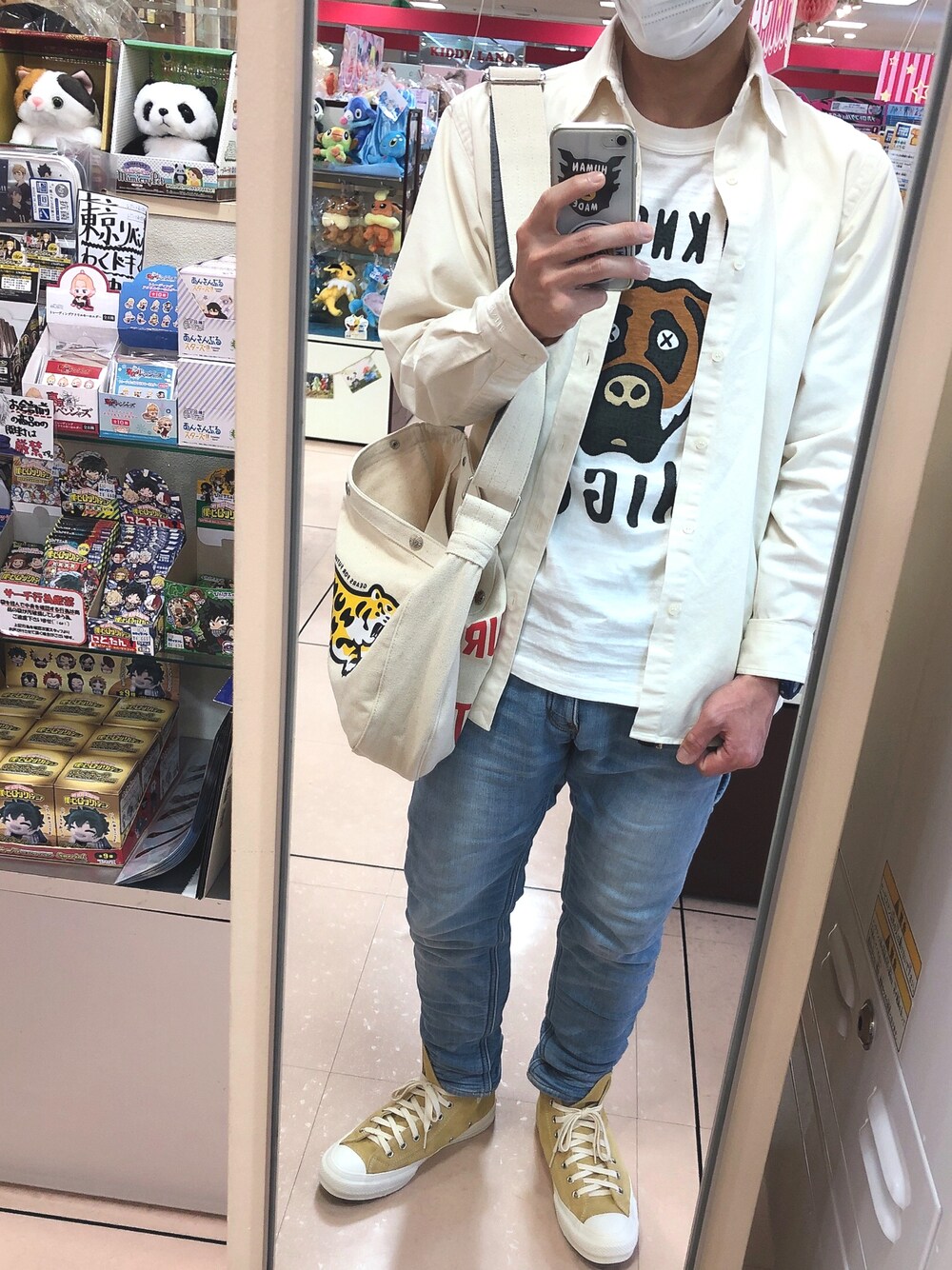 「春服、オトナカジュアル、お洒落さんとつながりたい、今日のコーデ、シャツスタイル、スニーカー、キレイめ、シンプルコーデ、HUMAN MADE、converse」｜「HUMAN MADEのアイテム（Tシャツ/カットソー、ホワイト系）」を使った、とんかつさん（メンズ・164cm）の春コーディネートの1枚目の写真