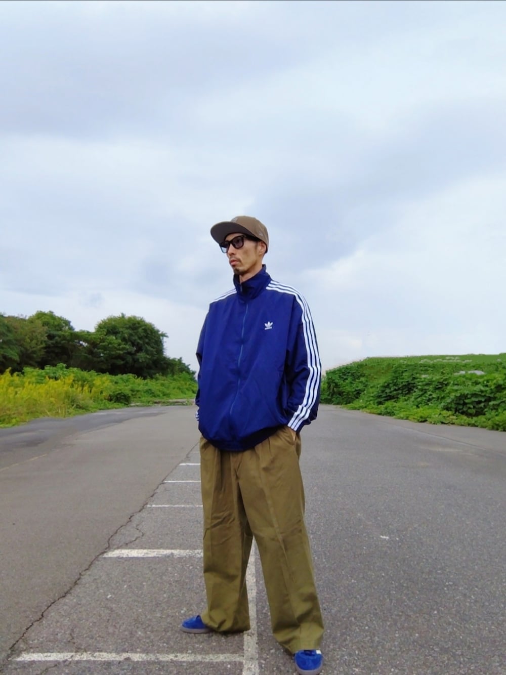 「秋っぽコーデ更新中、キャップ、ショット、サングラス、トラックジャケット、ナイロンジャケット、スラックス、adidas、スニーカー、ネイビー×カーキ、雨の日コーデ、今日のコーデ、ラフ」｜「NEW ERAのSchott×NEWERA/ショット×ニューエラ/9FIFTY SNAP BACK CAP TYPE 'SB'/ SBキャップ（キャップ、グリーン系）」を使った、JUNICHIさん（メンズ・175cm）の秋コーディネートの1枚目の写真