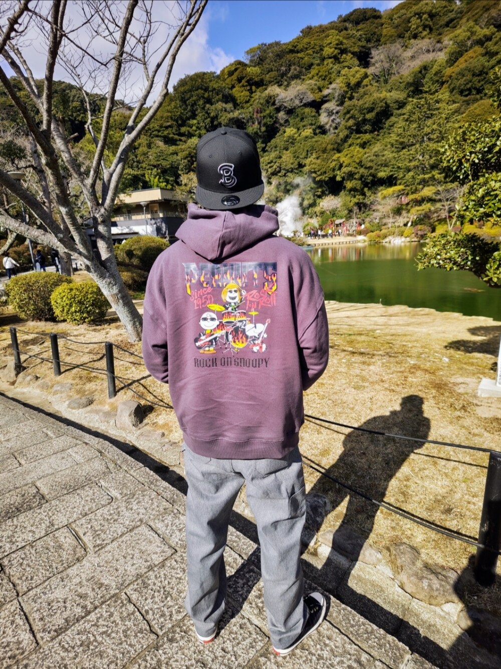 「休日コーデ、キャップ、サングラス、パーカー、SCHOTT、スヌーピー、ロック、ペインターパンツ、スニーカー、コンバース、別府」｜「NEW ERAのSchott×NEWERA/ショット×ニューエラ/9FIFTY SNAP BACK CAP TYPE 'SB'/ SBキャップ（キャップ、ブラック系）」を使った、JUNICHIさん（メンズ・175cm）の冬コーディネートの1枚目の写真