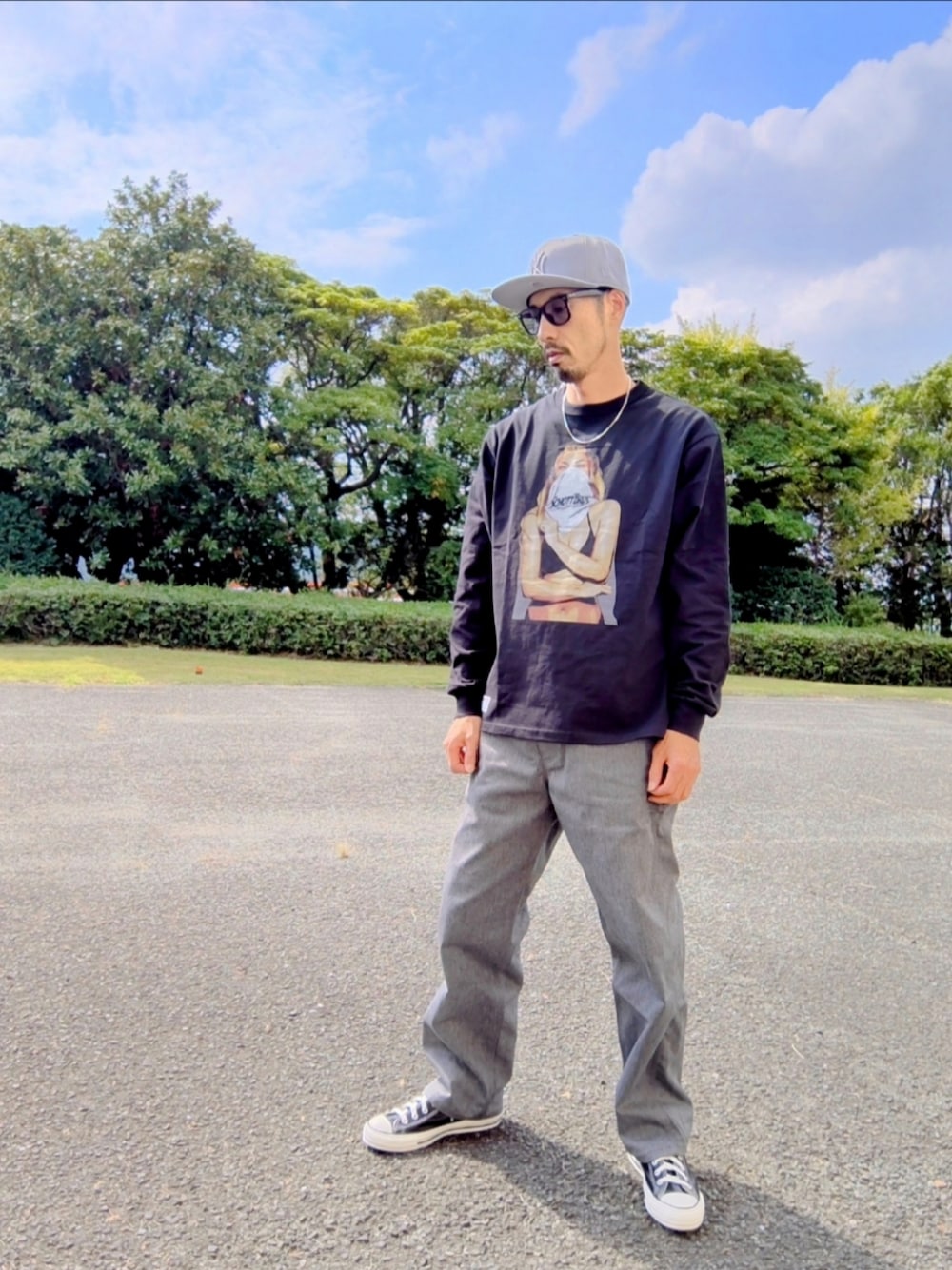 「ストリート、カジュアル、グレー、キャップ、ニューエラ、ロンT、ペインターパンツ、SCHOTT、ハイカットスニーカー、コンバース、サングラス、ブラック×グレー、秋服」｜「NEW ERAのアイテム（キャップ、グレー系）」を使った、JUNICHIさん（メンズ・175cm）の秋コーディネートの1枚目の写真