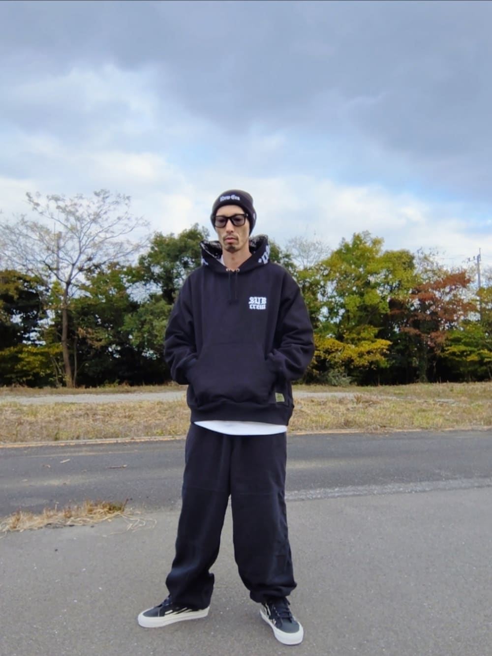 「ブラック、ニット帽、ニューエラ、サングラス、レイバン、モノトーン、パーカー、スウェットパンツ、ゼブラ柄、スニーカー、バンズ、サブサエティ(Subciety)、チャンピオン、ラフ、ラクチンコーデ」｜「NEW ERAのアイテム（ニットキャップ/ビーニー、ブラック系）」を使った、JUNICHIさん（メンズ・175cm）の冬コーディネートの1枚目の写真