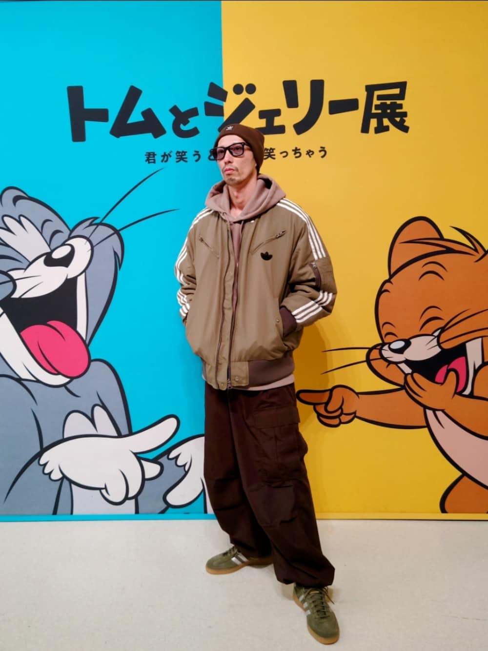 「真冬のあったかスタイル、ニット帽、サングラス、オリーブ、グリーン、アディダス、ジーユー、カーゴパンツ、今日のコーデ、トムとジェリー、ジャケット、スニーカー、パーカー」｜「adidasのアイテム（ニットキャップ/ビーニー、グリーン系）」を使った、JUNICHIさん（メンズ・175cm）の冬コーディネートの1枚目の写真