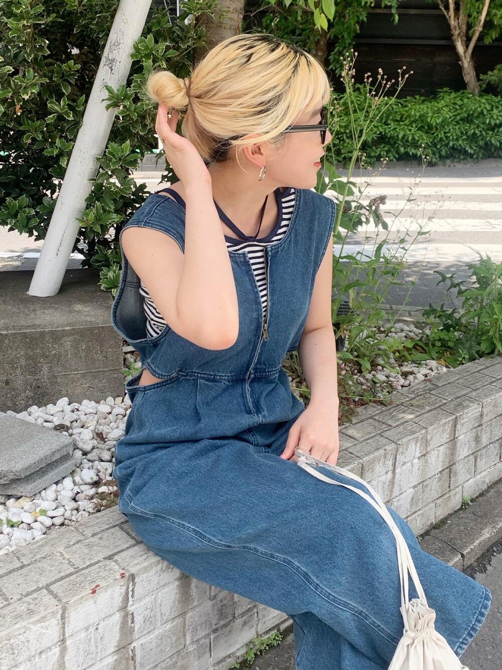 ブルー系のサロペット/オーバーオール、ブルー系のタンクトップを着用したレディースの春コーディネートの1枚目の写真