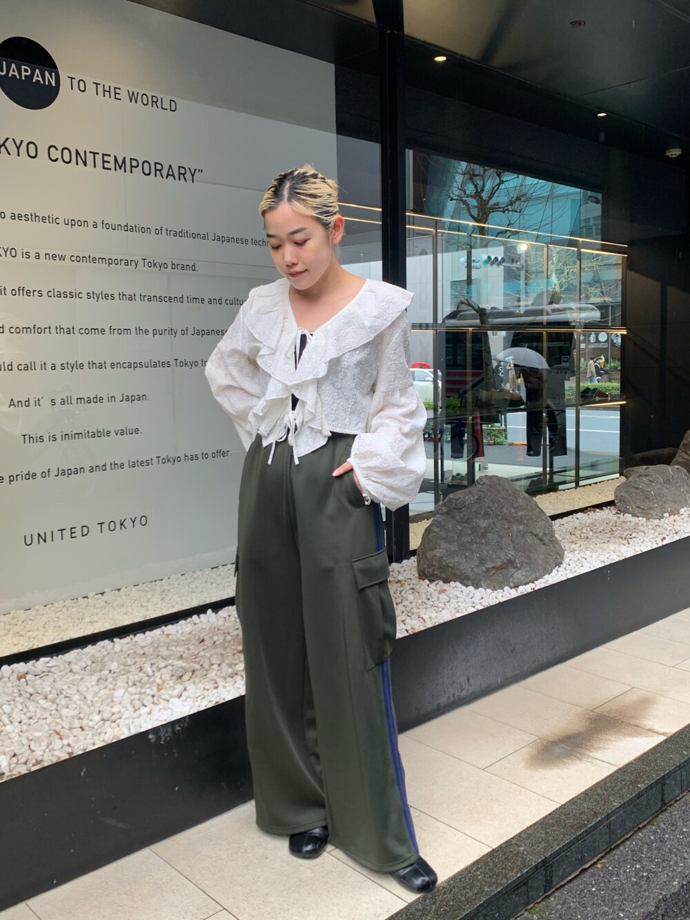 ホワイト系のシャツ/ブラウス、グリーン系のカーゴパンツを着用したレディースの春コーディネートの1枚目の写真