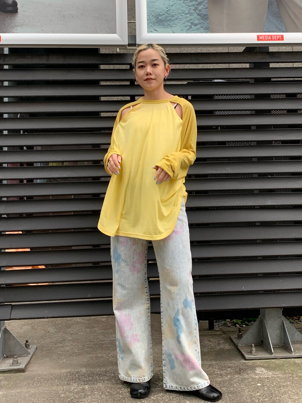 イエロー系のTシャツ/カットソー、ブルー系のデニムパンツを着用したレディースの春コーディネートの1枚目の写真