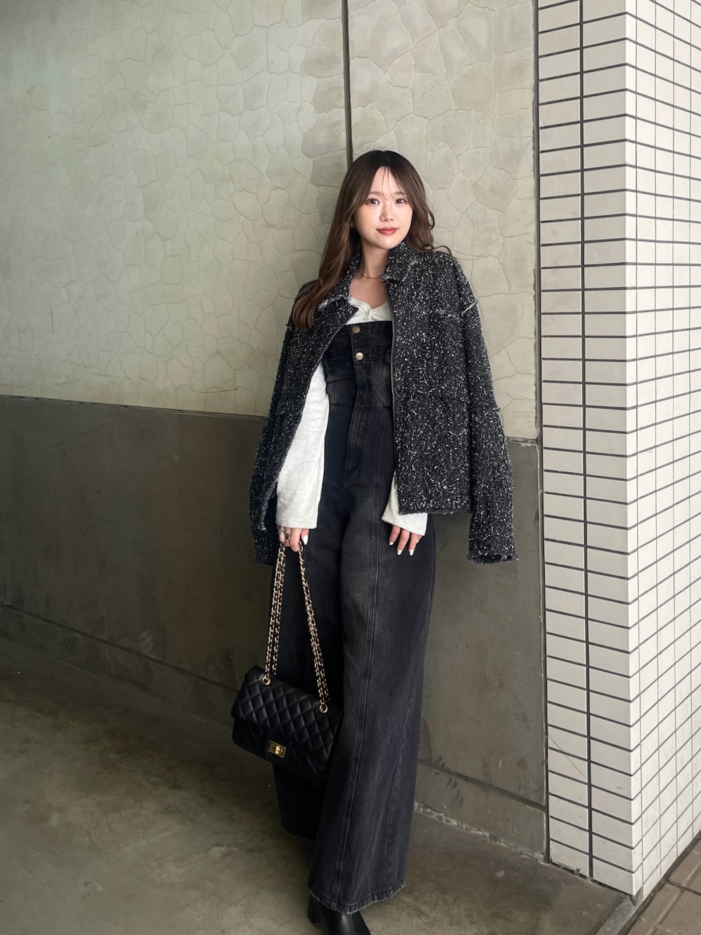 「春服、おでかけコーデ、大人女子、きれいめコーディネート、カジュアルスタイル、オトナ女子、ブラックコーデ、デニム、デニムジャケット、オールインワン、カジュアル」｜「Ezickのspring edge fringe　デニムジャケット（デニムジャケット、ブラック系）」を使った、kaede/ｸﾗｹﾞちゃん さん（骨格ストレート・レディース・158cm）の春コーディネートの1枚目の写真