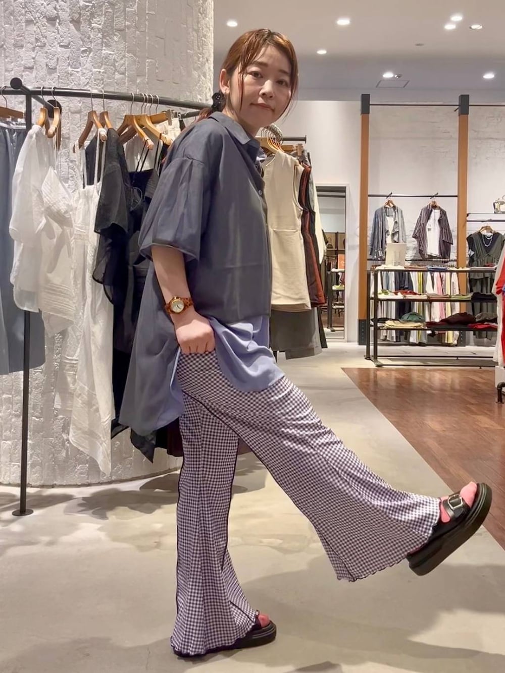 ブラック系のサンダル、パープル系のその他パンツ、パープル系のシャツ/ブラウスを着用したレディースの夏コーディネートの1枚目の写真