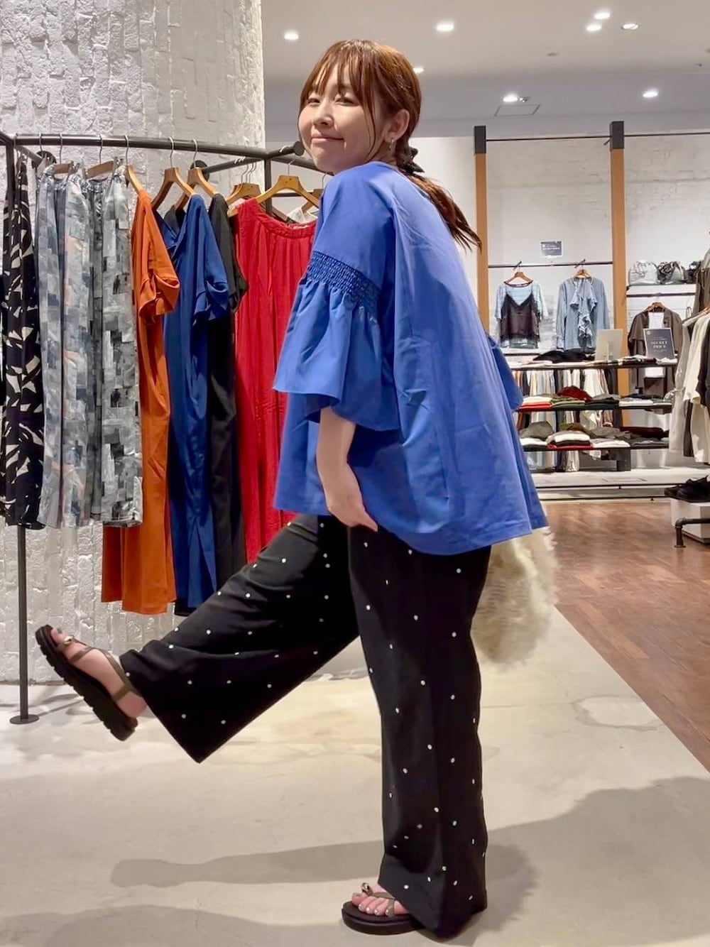 ブルー系のTシャツ/カットソー、ブラウン系のサンダル、ブラック系のその他パンツを着用したレディースの夏コーディネートの1枚目の写真