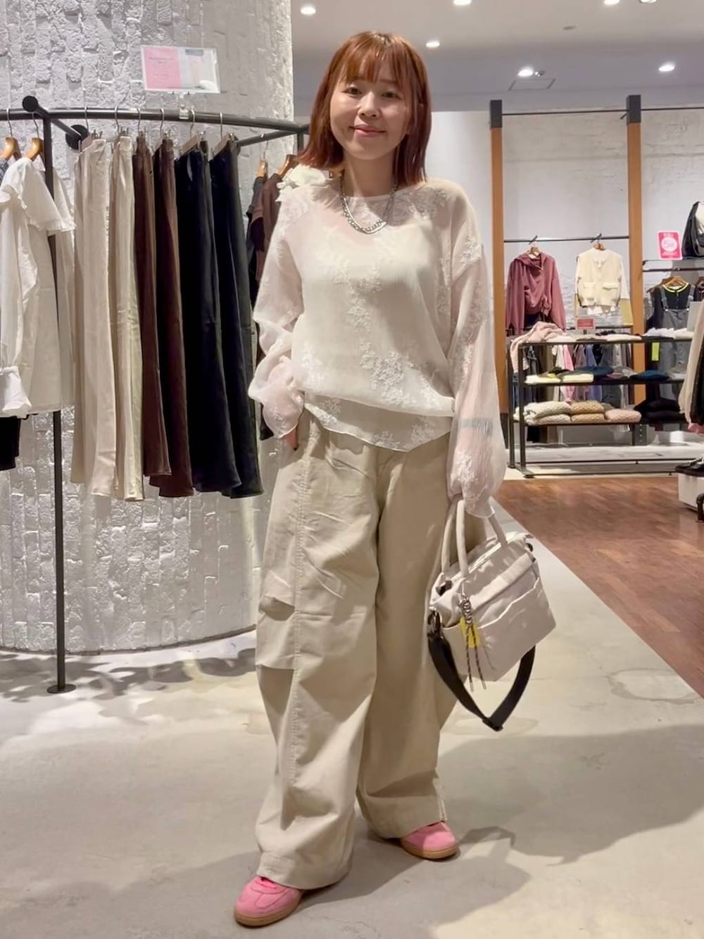 ベージュ系のその他パンツ、ブルー系のTシャツ/カットソー、ホワイト系のトートバッグを着用したレディースの秋コーディネートの1枚目の写真